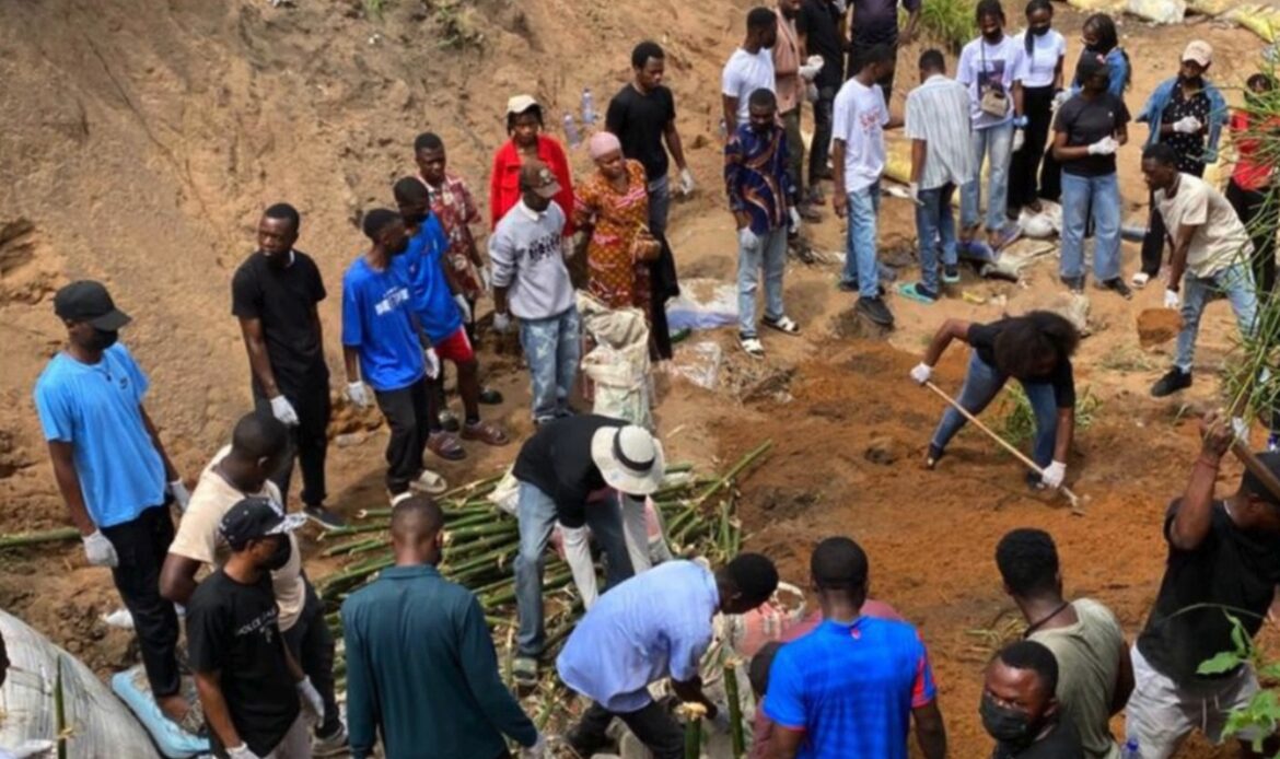 Groupe de jeunes creusant et posant des sacs de sable dans un ravin