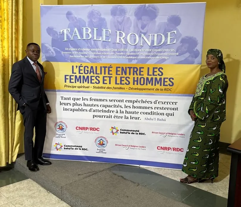 La table ronde s'est tenue sous une citation de 'Abdu'l-Bahá.