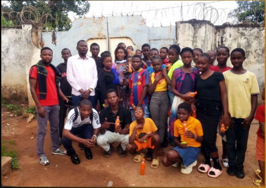 Groupe de jeunes et d'adolescents posé devant un mur