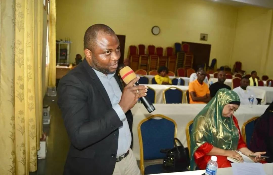 Me Celestin Amagito pose une question au micro depuis la salle
