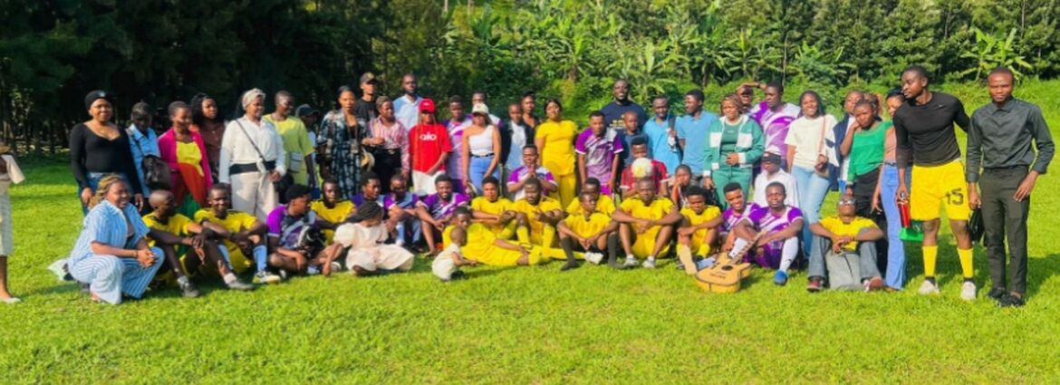 Grand groupe de jeunes assis et debout sur une pelouse